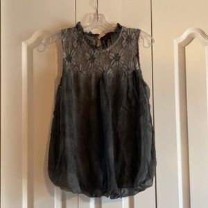Sleeveless top with lace